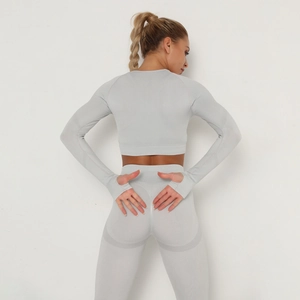 Vista posteriore del set yoga grigio senza cuciture con effetto lifting e vita a costine