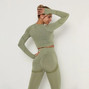 Vista posteriore del set yoga verde oliva senza cuciture con contorno push up per glutei