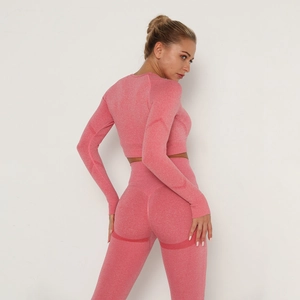 Dettaglio del set yoga in maglia senza cuciture rosa corallo con design arricciato