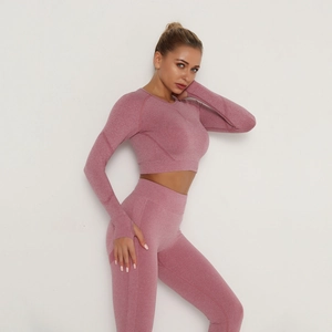 Dettaglio del top da yoga senza cuciture rosa mélange con fori per i pollici e tessuto elastico