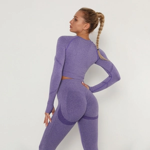 Vista posteriore del set yoga viola senza cuciture con leggings a vita alta e crop top