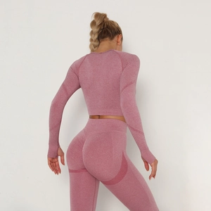 Vista posteriore set yoga senza cuciture rosa scuro con asole per i pollici e arricciato