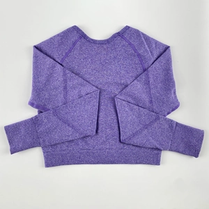 Dettaglio del crop top yoga viola mélange senza cuciture con polsini e orlo a costine piatte