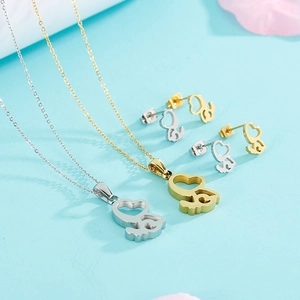 Parure de bijoux en acier titane avec collier cœur évidé et boucles d'oreilles or et argent