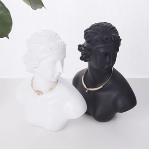Statue a busto femminile in nero e bianco per esposizione di collane e gioielli