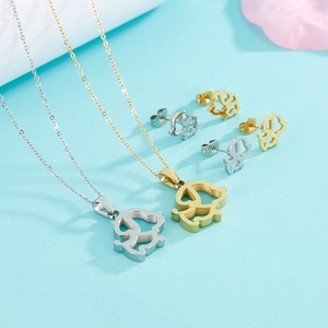 Ensemble de bijoux animaux ajourés avec colliers et boucles d'oreilles en or et argent