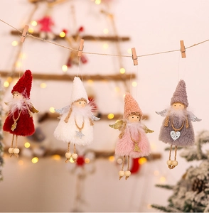 Dettaglio di angeli di Natale in peluche rosso, bianco, rosa e grigio con perle di legno