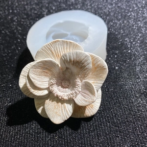 Dettaglio dello stampo in silicone floreale e della fusione in resina a forma di fiore
