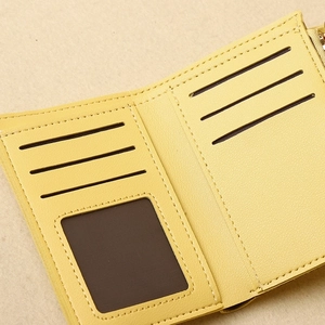 Interno del portafoglio giallo in pelle PU con scomparti per carte e finestra per documenti