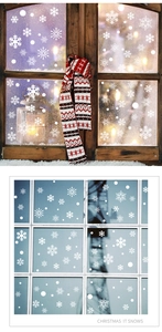 Detailansicht weißer Schneeflocken-Fensteraufkleber auf festlichem Glas für Weihnachten
