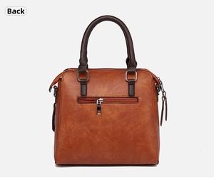 Vue détaillée de la poche arrière zippée et texture litchi de ce sac orange