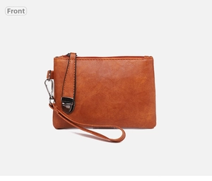 Vue de face de la pochette en similicuir caramel avec texture litchi et dragonne
