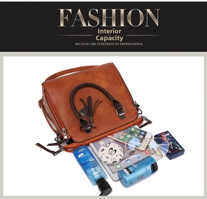 Détail montrant la grande capacité intérieure de ce sac à main en cuir marron vintage