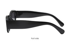 Seitenansicht der schwarzen Sonnenbrille mit dickem Rahmen und breiten Bügelstrukturen