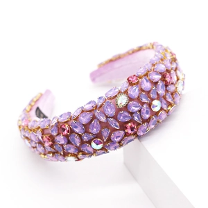Vue latérale du serre-tête baroque en tissu rose avec des ornements en strass colorés