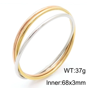 Detail of interlocked three-tone metal rings with 68mm diameter and 37g weight