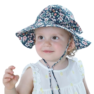 Detail eines Baby-Sonnenhutes mit Blumenmuster, verstellbarem Seil und Schleife