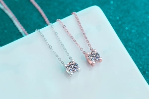 Détails macro de colliers en argent sterling S925 et moissanite en finitions argent et rose