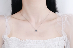 Détail d'un pendentif moissanite coupe carrée sur une chaîne fine en argent s925