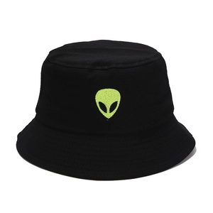 Cappello a secchiello nero in cotone con ricamo alieno verde neon su sfondo bianco puro