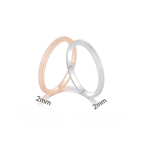 Detailansicht von 2mm mattierten Ringen in Roségold und Silber aus Edelstahl