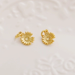 18K gold plated matte daisy flower pendants for DIY jewelry making and handmade accessories
