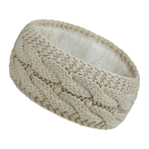 Nahaufnahme: Beige Strickstirnband mit Zopfmuster und warmem weißem Fleecefutter