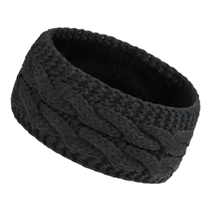 Nahaufnahme vom schwarzen Strickstirnband mit dickem Fleecefutter für den Winter