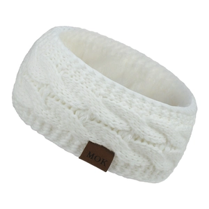 Gros plan du bandeau blanc en tricot torsadé avec doublure polaire et étiquette en cuir