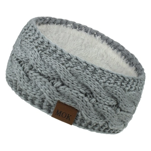 Gros plan sur un bandeau d'hiver gris en maille torsadée avec doublure polaire