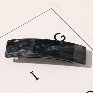 Détail macro de la pince à cheveux en acétate marbré avec mécanisme à ressort en métal