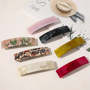 Détails de pinces à cheveux rectangulaires en acétate aux motifs écailles variés