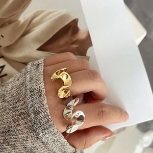Eleganti anelli ondulati placcati in oro 18k e argento dal design minimalista