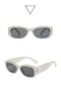 Detailansicht der hellbraunen Rechteck-Sonnenbrille mit dunkelgrauen Gläsern und breitem Rahmen
