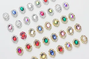 Détail de charmes d'ongles ovales en pierres précieuses avec strass halo et perles