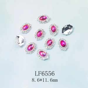 Détail du bijou d'ongle ovale violet LF6556 avec monture argentée de 8,6x11,6 mm