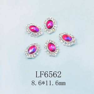 Détail macro de charmes d'ongles en cristal rose ovale avec petits strass, 8,6x11,6 mm