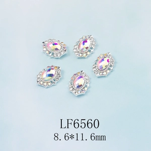 Vue de 5 bijoux d'ongles ovales en cristal AB avec cadre en métal argenté et strass