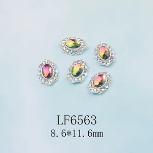 Détail de bijoux d'ongles en cristal aurora ovale avec base argent et strass