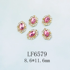 Vue détaillée de breloques à ongles ovales roses avec bords dorés filigranés 8,6x11,6mm