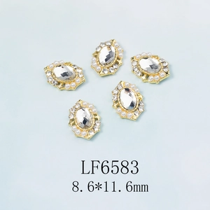 Gros plan sur strass en verre ovale 8,6x11,6mm avec perles et base en alliage