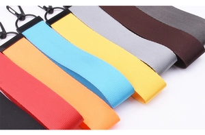 Détail de sangles en nylon tissé avec boucles noir mat disponibles en huit couleurs vives