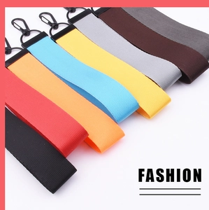 Détail de lanières en nylon multicolores avec crochets à ressort en plastique noir solide