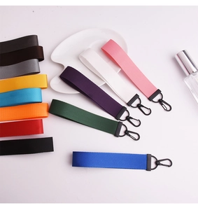 Détail de porte-clés en ruban de nylon avec des fermoirs mousquetons en métal noir