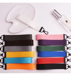 Vue à plat de lanyards en nylon coloré avec crochets à ressort pour porte-clés