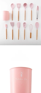Dettaglio di utensili da cucina in silicone crema con manici ergonomici in legno