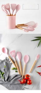 Set di utensili da cucina in silicone rosa con manici in legno su marmo naturale