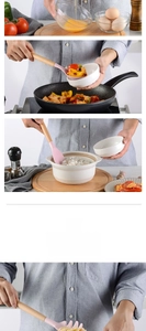 Dettaglio di utensili da cucina in silicone rosa con manici in legno e foro per appendere