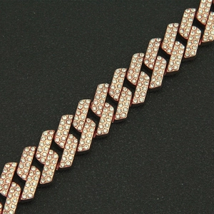 Détail de la chaîne Cuban Link 20mm or rose avec sertissage de diamants étincelants