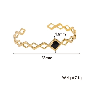 Detailed size chart for gold geometric bangle showing 55mm diameter and 7.1g weight